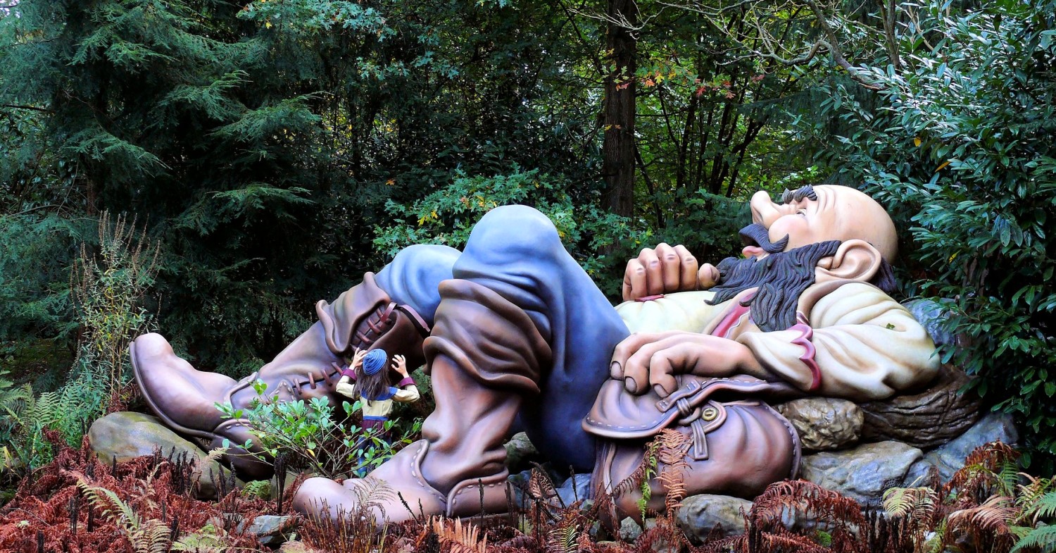 Figur eines schlafenden Riesens im Märchenwald von Efteling